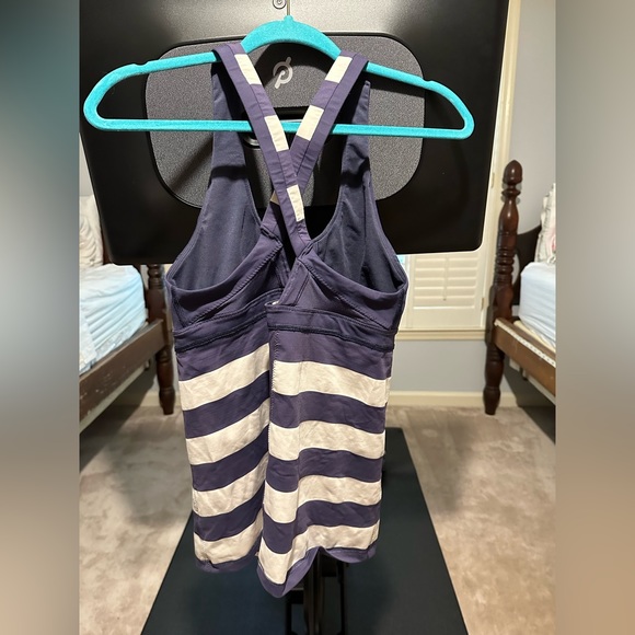 Lululemon tank size 10 - Picture 2 of 2